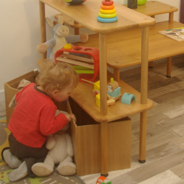 Meuble enfant en bois massif avec rangements et table d'activité
