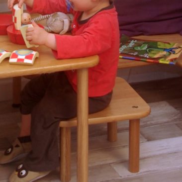 Tabouret enfant en bois massif - vue en situation