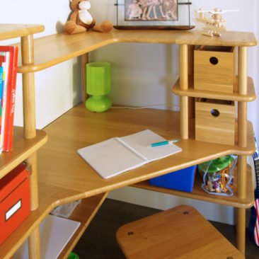 Zoom sur le bureau du meuble d'angle enfant SATURNE